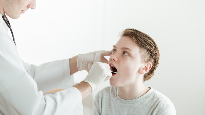 Om även pojkar skulle vaccineras mot HPV-viruset skulle man kunna minska risken att fler drabbas av HPV-orsakade cancerfall såsom cancer i svalget. Foto: Shutterstock